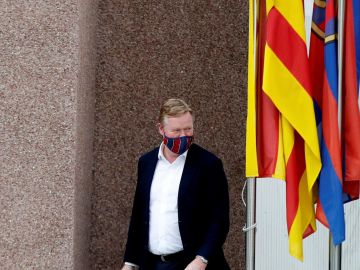 Ronald Koeman sigue de momento al frente del Barcelona tras su reunión con Joan Laporta