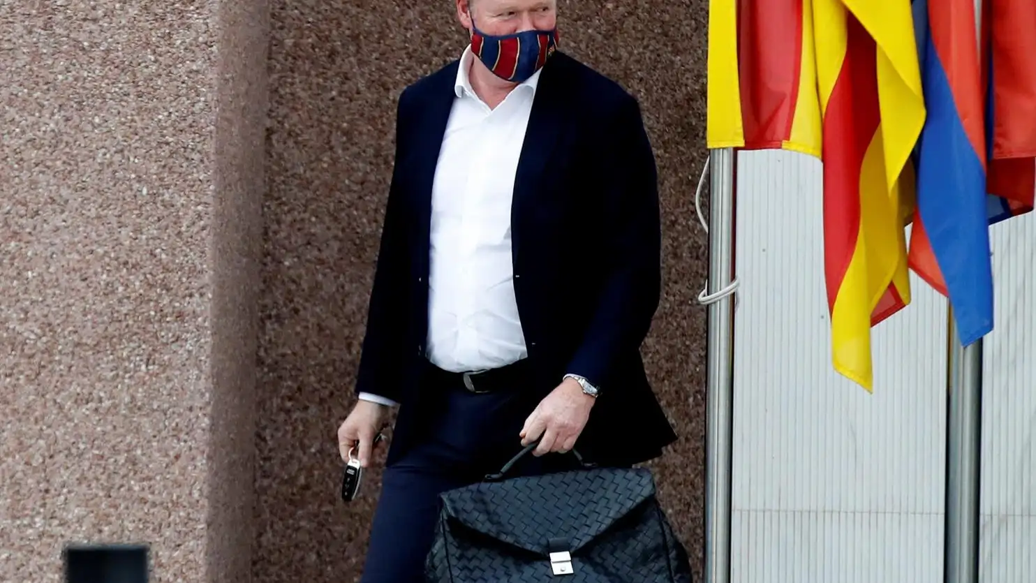 Ronald Koeman sigue de momento al frente del Barcelona tras su reunión con Joan Laporta Ronald Koeman sigue de momento al frente del Barcelona tras su reunión con Joan Laporta