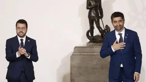 El vicepresidente del Govern y conseller de Políticas Digitales, Jordi Puigneró (d) junto al presidente de la Generalitat, Pere Aragonès (i) toma posesión de su cargo este miércoles en el Palau de la Generalitat El vicepresidente del Govern y conseller de Políticas Digitales, Jordi Puigneró (d) junto al presidente de la Generalitat, Pere Aragonès (i) toma posesión de su cargo este miércoles en el Palau de la Generalitat