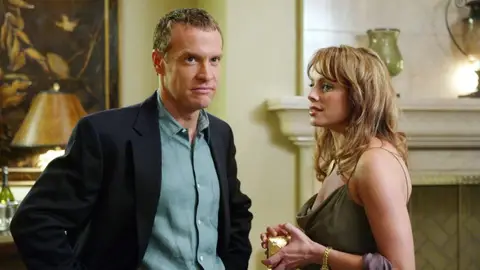 Melinda Clarke y Tate Donovan en 'The O.C.' Melinda Clarke y Tate Donovan en 'The O.C.'