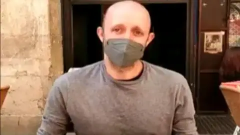 La protesta del dueño de un bar de Tarragona Tarragona