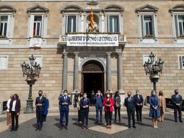 De izquierda a derecha: Los consellers y conselleras de Justicia, Lourdes Ciuro, de Feminismo e Igualdad,Tania Verge, de Derechos Sociales, Violant Cervera , de Empresa y Trabajo, Roger Torrent, de Salud, Josep María Argimon, el vicepresidente Jordi Puigneró, de Universidades e Investigación Gemma Geis, el presidente Pere Aragonès, de Educación Josep González- Cambray, de presidencia, Laura Vilagra, de Acción Climática, Agricultura y Alimentación, Teresa Jordà, de Economía y Hacienda,Jaume Giro, de Interior, Joan Ignasi Elena, de Acción Exterior y Transparencia, Victoria Alsina y de Cultura, Natalia Garriga, posan ante el Palacio de la Generalitat tras el acto de toma de posesión de sus cargos