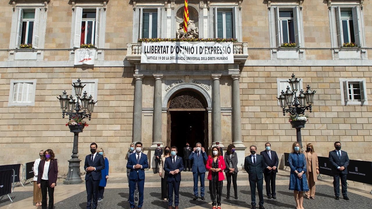 De izquierda a derecha: Los consellers y conselleras de Justicia, Lourdes Ciuro, de Feminismo e Igualdad,Tania Verge, de Derechos Sociales, Violant Cervera , de Empresa y Trabajo, Roger Torrent, de Salud, Josep Mar&iacute;a Argimon, el vicepresidente Jordi Puigner&oacute;, de Universidades e Investigaci&oacute;n Gemma Geis, el presidente Pere Aragon&egrave;s, de Educaci&oacute;n Josep Gonz&aacute;lez- Cambray, de presidencia, Laura Vilagra, de Acci&oacute;n Clim&aacute;tica, Agricultura y Alimentaci&oacute;n, Teresa Jord&agrave;, de Econom&iacute;a y Hacienda,Jaume Giro, de Interior, Joan Ignasi Elena, de Acci&oacute;n Exterior y Transparencia, Victoria Alsina y de Cultura, Natalia Garriga, posan ante el Palacio de la Generalitat tras el acto de toma de posesi&oacute;n de sus cargos