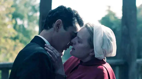 Max Minghella y Elisabeth Moss Nick y June en la temporada 4 de 'El cuento de la criada'