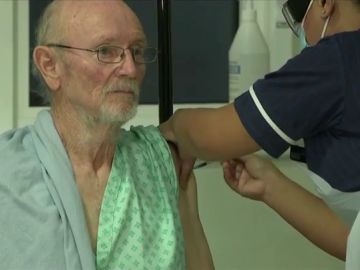 Una mujer de 90 años, la primera persona del mundo en recibir la vacuna de Pfizer contra el coronavirus