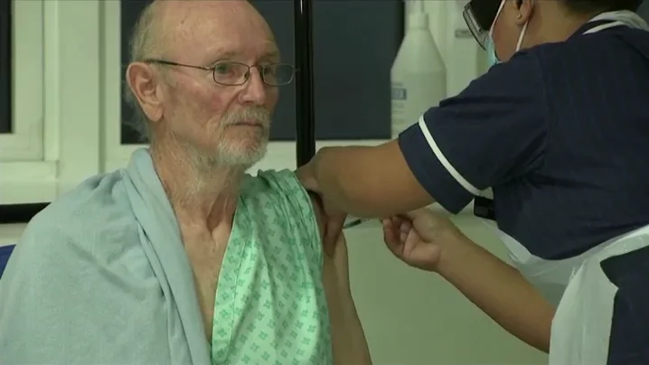 Una mujer de 90 años, la primera persona del mundo en recibir la vacuna de Pfizer contra el coronavirus Una mujer de 90 años, la primera persona del mundo en recibir la vacuna de Pfizer contra el coronavirus