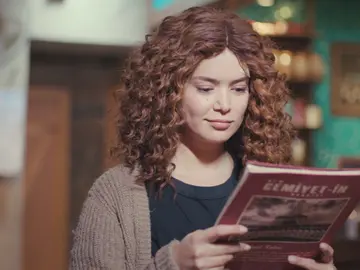 Sirin encuentra en una revista sobre Fazilet la clave para su siguiente maldad Sirin encuentra en una revista sobre Fazilet la clave para su siguiente maldad