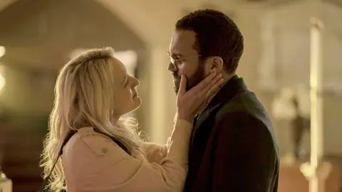 Elisabeth Moss y OT Fagbenle June y Luke en 'El cuento de la criada'