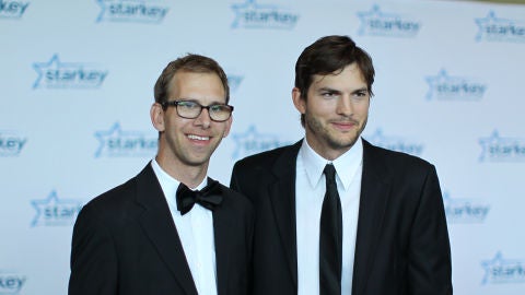Ashton Kutcher y su hermano gemelo Michael Kutcher 