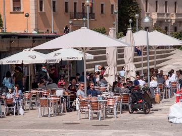 Turistas y visitantes disfrutan del sol por el centro de Palma