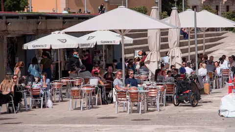 Turistas y visitantes disfrutan del sol por el centro de Palma Turistas y visitantes disfrutan del sol por el centro de Palma
