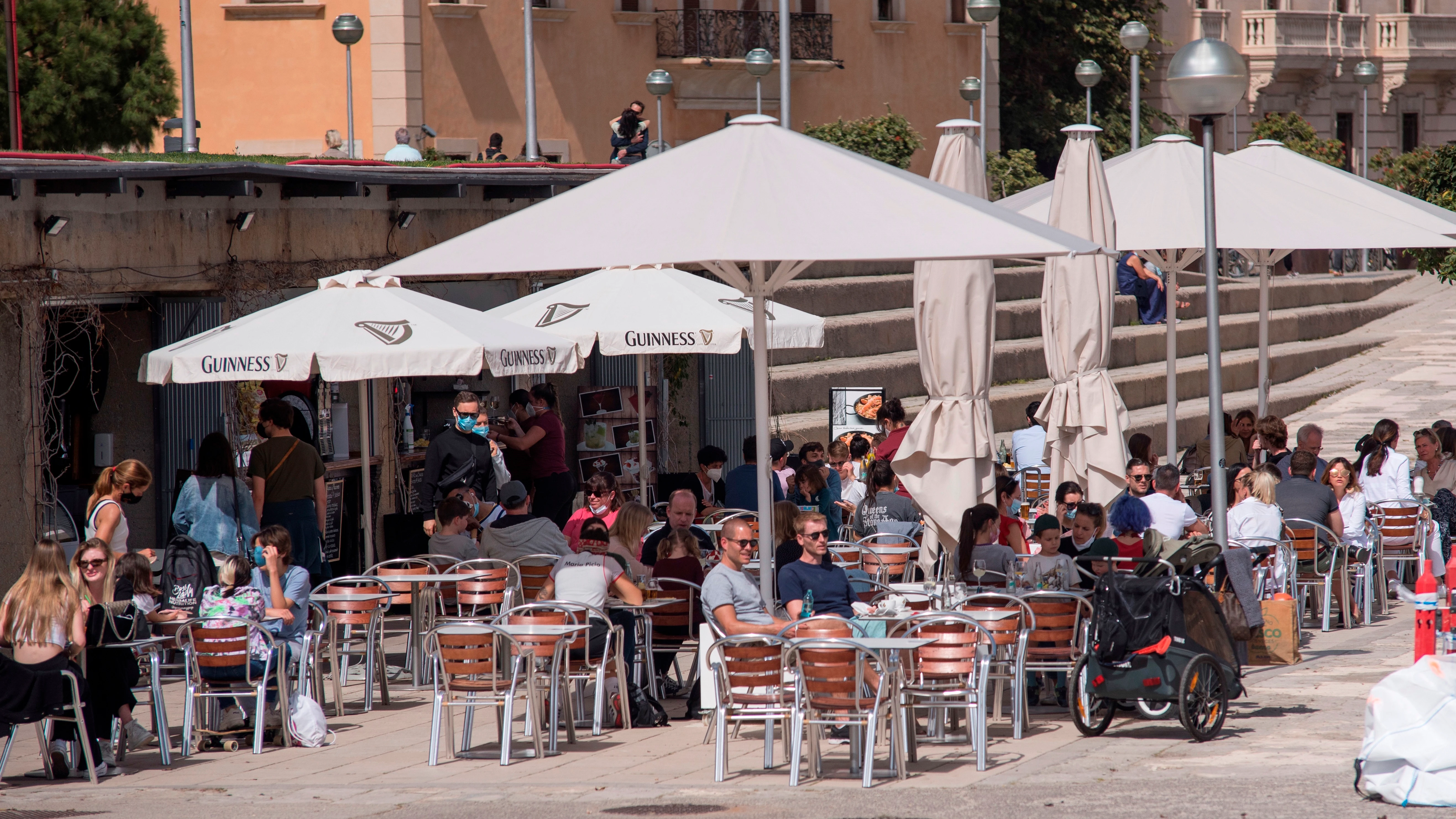 Turistas y visitantes disfrutan del sol por el centro de Palma