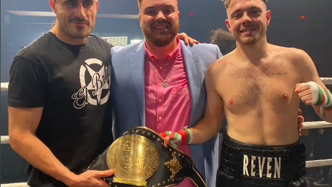 Imagen subida a Twitter por Ibai junto al ganador del combate Reven. Imagen subida a Twitter por Ibai junto al ganador del combate Reven.