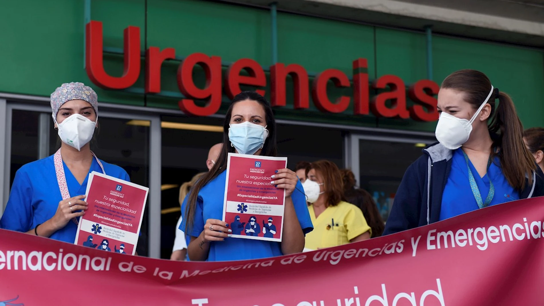 Sanitarios se concentran a las puertas de las urgencias del Hospital Infanta Leonor, en Madrid, para reclamar la creación de una especialidad en esta rama sanitaria, este jueves