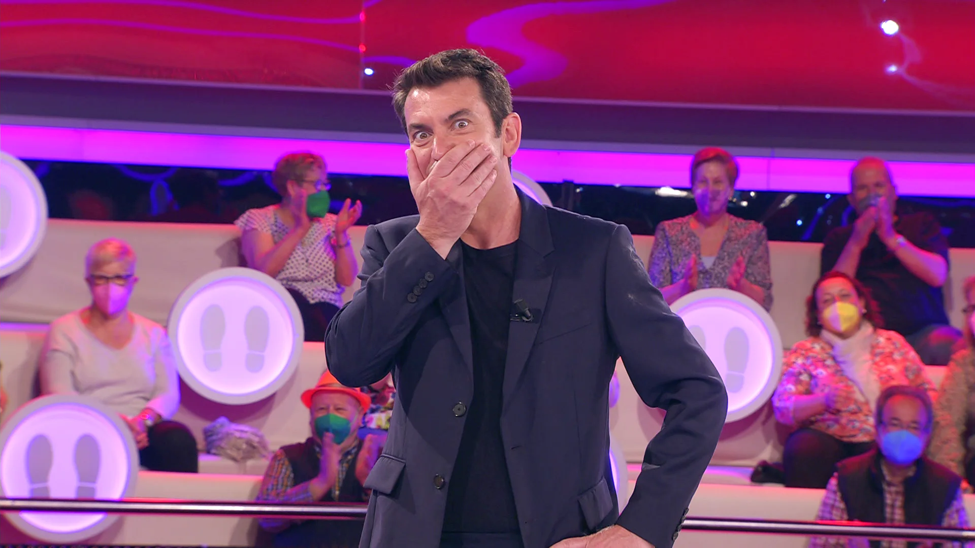 Arturo Valls flipa con la inesperada habilidad de una concursante con su pecho Arturo Valls flipa con la inesperada habilidad de una concursante con su pecho