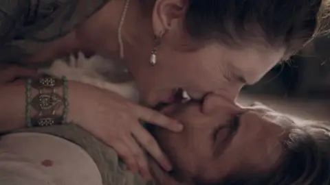 Sol Montijos mata a Francisco sumida en la más dolorosa desesperación Sol Montijos mata a Francisco sumida en la más dolorosa desesperación