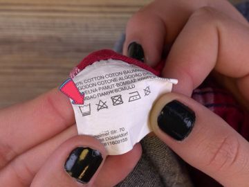 ¿Qué significan los símbolos impresos en las etiquetas de la ropa?