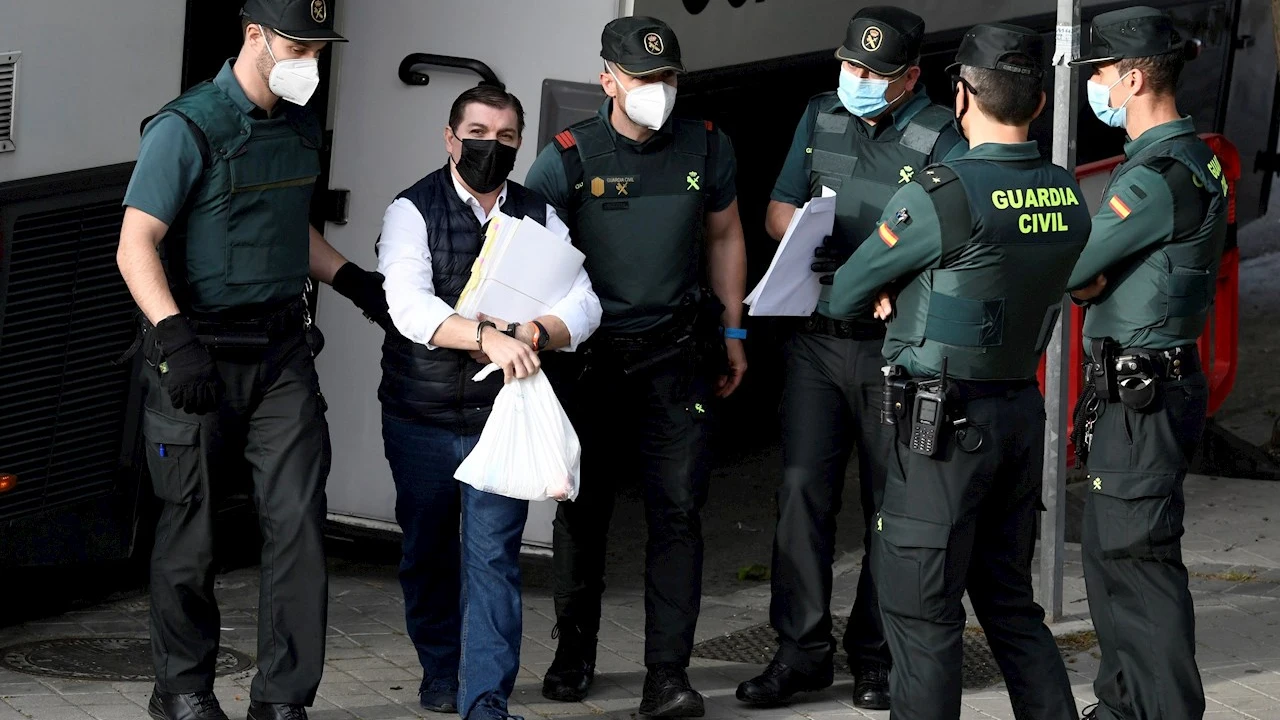 El acusado César Román, conocido como el Rey del Cachopo, a su llegada a la Audiencia Provincial de Madrid este jueves. El acusado César Román, conocido como el Rey del Cachopo, a su llegada a la Audiencia Provincial de Madrid este jueves.
