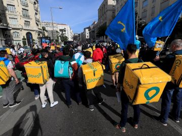 Repartidores pro-autónomos venidos de diferentes puntos del país se manifiestan frente al Congreso de los Diputados, este jueves, para protestar contra la Ley Rider