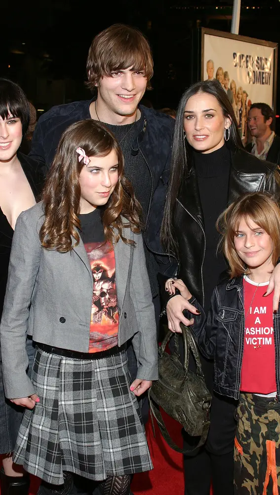 Demi Moore con Ashton Kutcher y sus hijas Rumer, Tallulah y Scout Willis