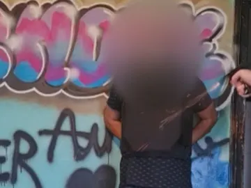 La peligrosa broma en la que un amigo dispara a otro con chaleco antibalas La peligrosa broma en la que un amigo dispara a otro con chaleco antibalas