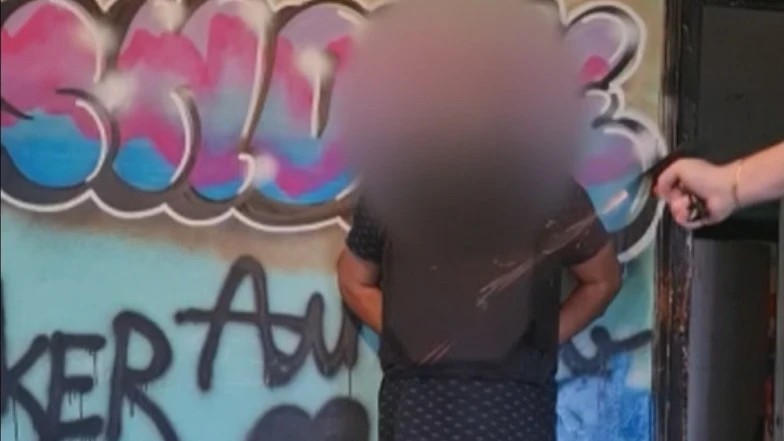 La peligrosa broma en la que un amigo dispara a otro con chaleco antibalas La peligrosa broma en la que un amigo dispara a otro con chaleco antibalas