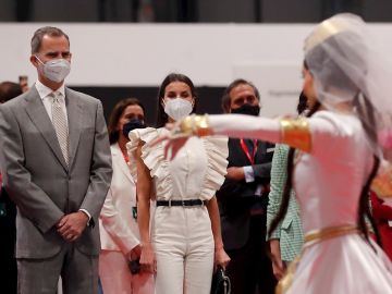 Los reyes de España, Felipe VI y Letizia, observan una de las actuaciones durante la inauguración de la a 41 edición de la Feria Internacional del Turismo, Fitur