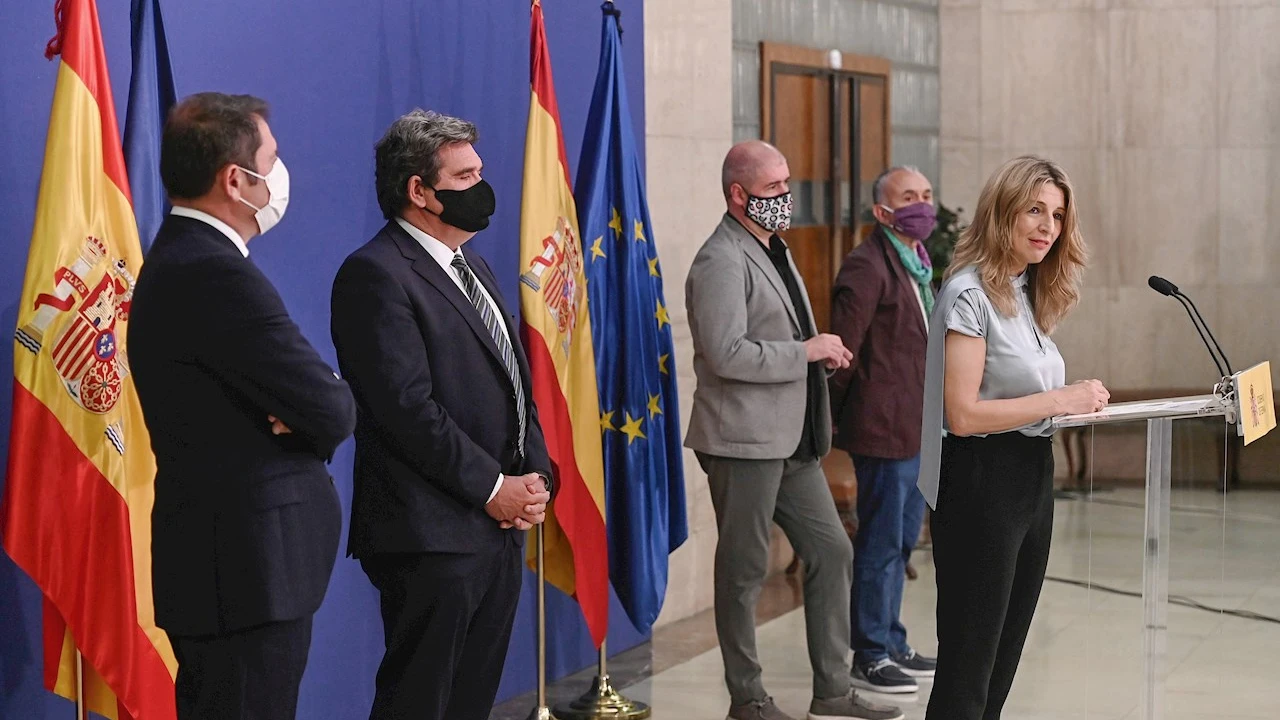 La ministra de Trabajo, Yolanda D&iacute;az (d), se dirige a medios de comunicaci&oacute;n junto al presidente de Cepyme, Gerardo Cuerva (i); el ministro de Inclusi&oacute;n, Seguridad Social y Migraciones, Jos&eacute; Luis Escriv&aacute; (2i), y los secretarios generales de UGT y CCOO, Pepe &Aacute;lvarez (2d) y Unai Sordo (3d)