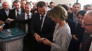 El presidente sirio Bashar al-Assad y su esposa Asma votan en las elecciones presidenciales en un colegio de Duma