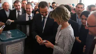 El presidente sirio Bashar al-Assad y su esposa Asma votan en Duma El presidente sirio Bashar al-Assad y su esposa Asma votan en las elecciones presidenciales en un colegio de Duma