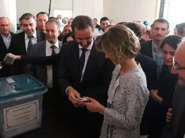 El presidente sirio Bashar al-Assad y su esposa Asma votan en Duma El presidente sirio Bashar al-Assad y su esposa Asma votan en Duma