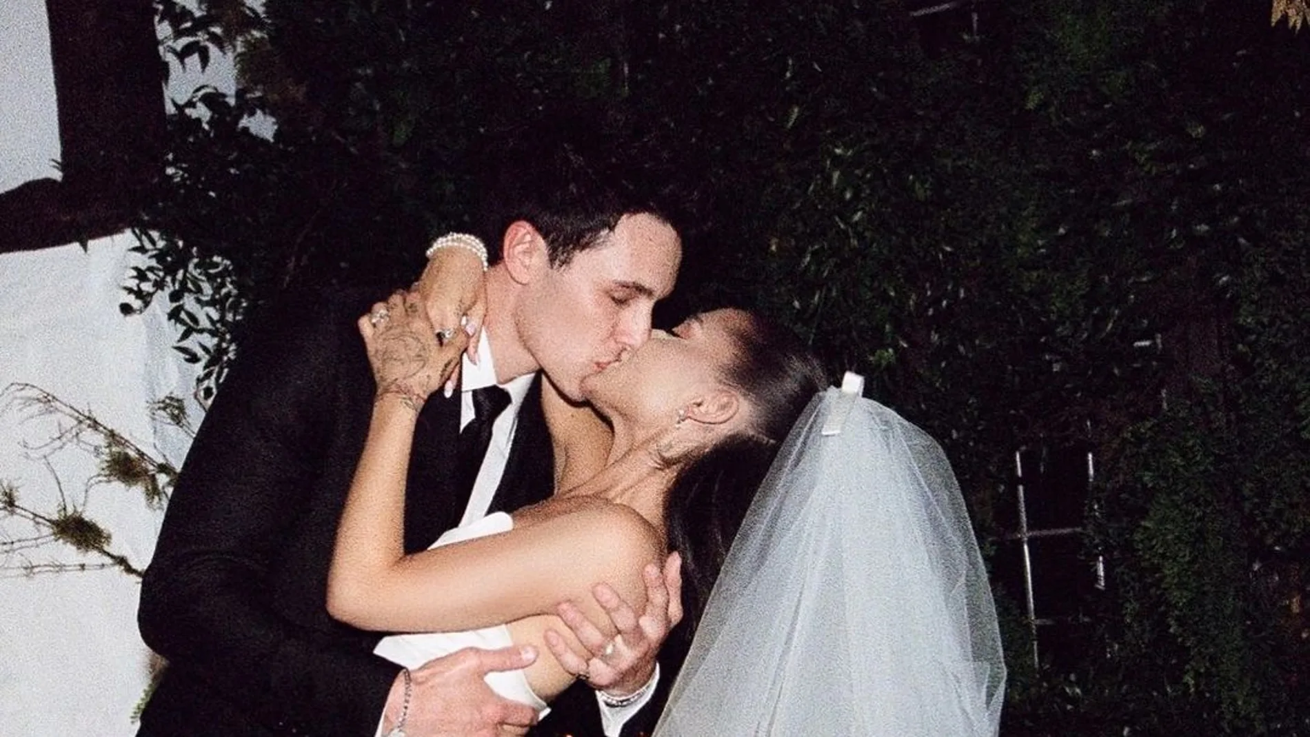 Ariana Grande publica las primeras imágenes de su boda con Dalton Gomez 