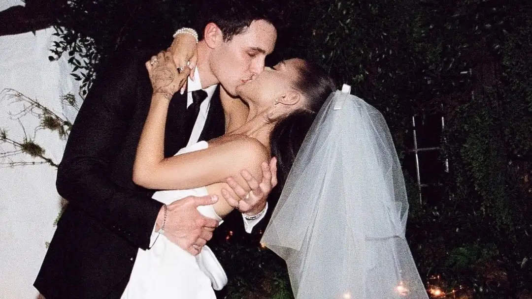 Ariana Grande publica las primeras imágenes de su boda con Dalton Gomez Ariana Grande publica las primeras imágenes de su boda con Dalton Gomez