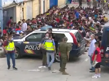 Menores migrantes custodiados por la policía Menores migrantes custodiados por la policía