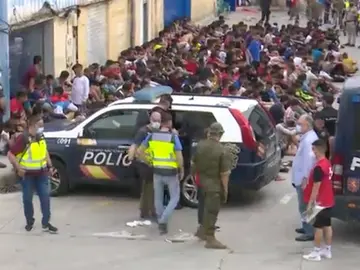 Menores migrantes custodiados por la policía Menores migrantes custodiados por la policía