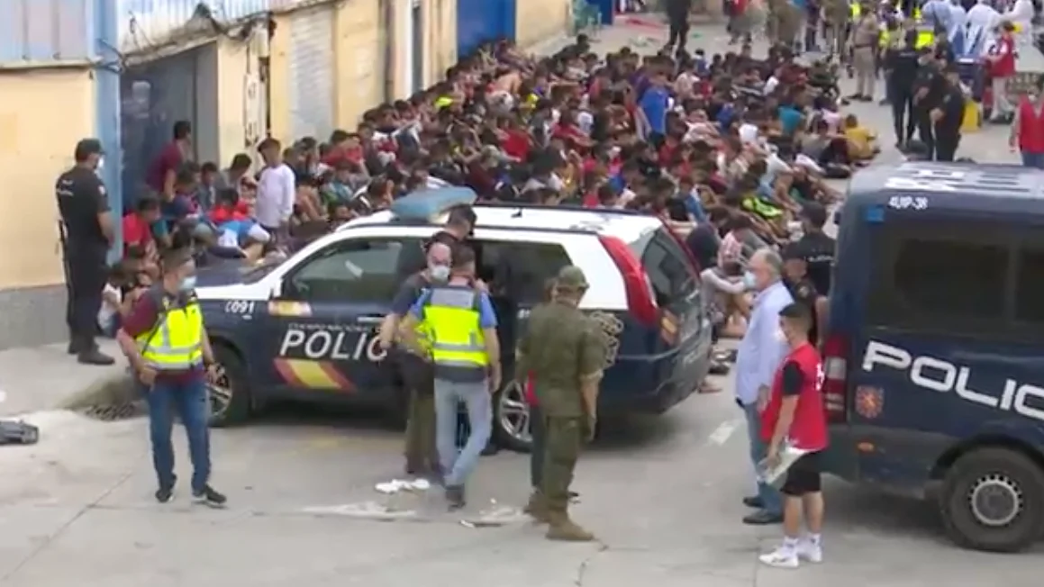 Menores migrantes custodiados por la polic&iacute;a