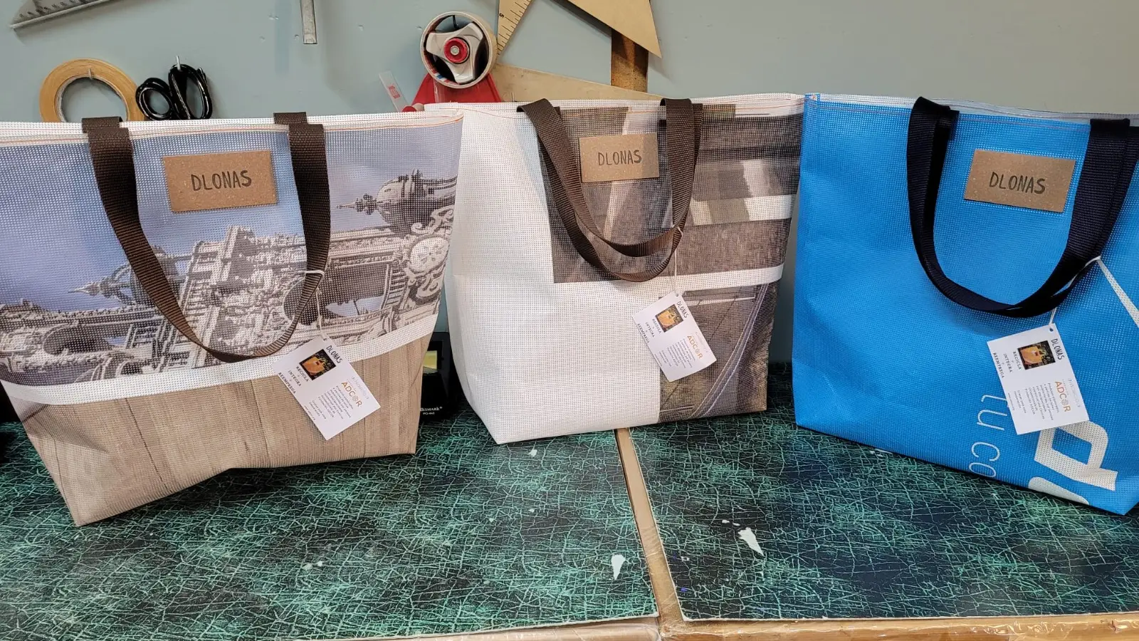 Lonas de obra convertidas en bolsos solidarios Lonas de obra convertidas en bolsos solidarios