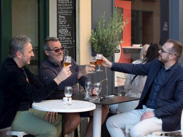 Tres hombres toman una cerveza en una terraza de Perpiñán