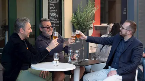 Tres hombres toman una cerveza en una terraza de Perpiñán Tres hombres toman una cerveza en una terraza de Perpiñán