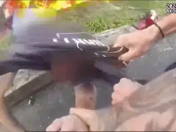 Así salvaron al hombre los policías Así salvaron al hombre los policías