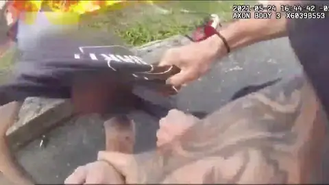 Así salvaron al hombre los policías Así salvaron al hombre los policías