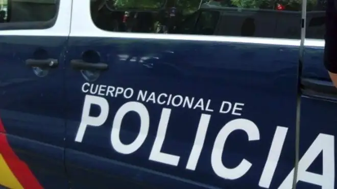 Encuentran un cadáver envuelto en una sábana cuando apagaban un incendio en un descampado de Vallecas, Madrid Encuentran un cadáver envuelto en una sábana cuando apagaban un incendio en un descampado de Vallecas, Madrid