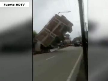 Derrumbe de edificio en India tras el paso de un camión 