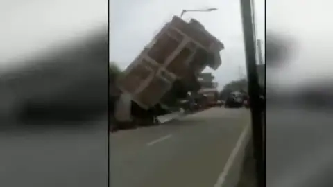 Derrumbe de edificio en India tras el paso de un camión Derrumbe de edificio en India tras el paso de un camión