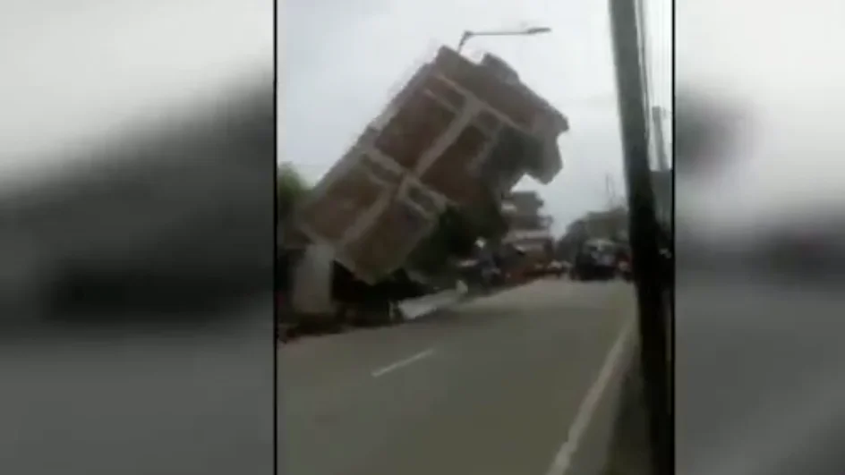 Derrumbe de edificio en India tras el paso de un camión Derrumbe de edificio en India tras el paso de un camión
