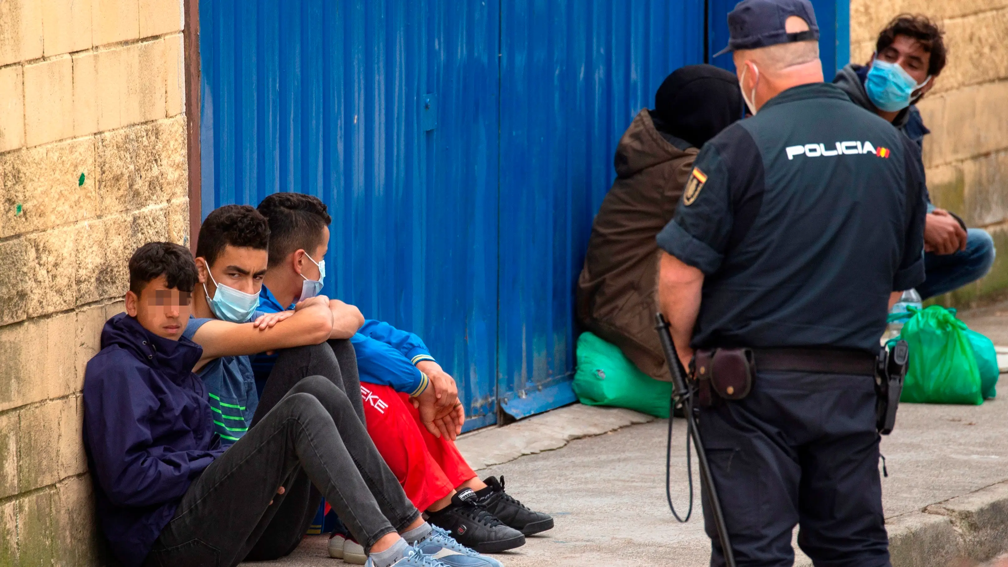 Jóvenes migrantes cerca de El Tarajal Jóvenes migrantes cerca de El Tarajal