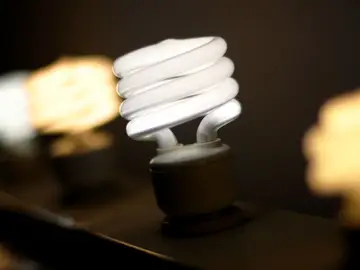 Bombillas encendidas con luz Bombillas encendidas con luz