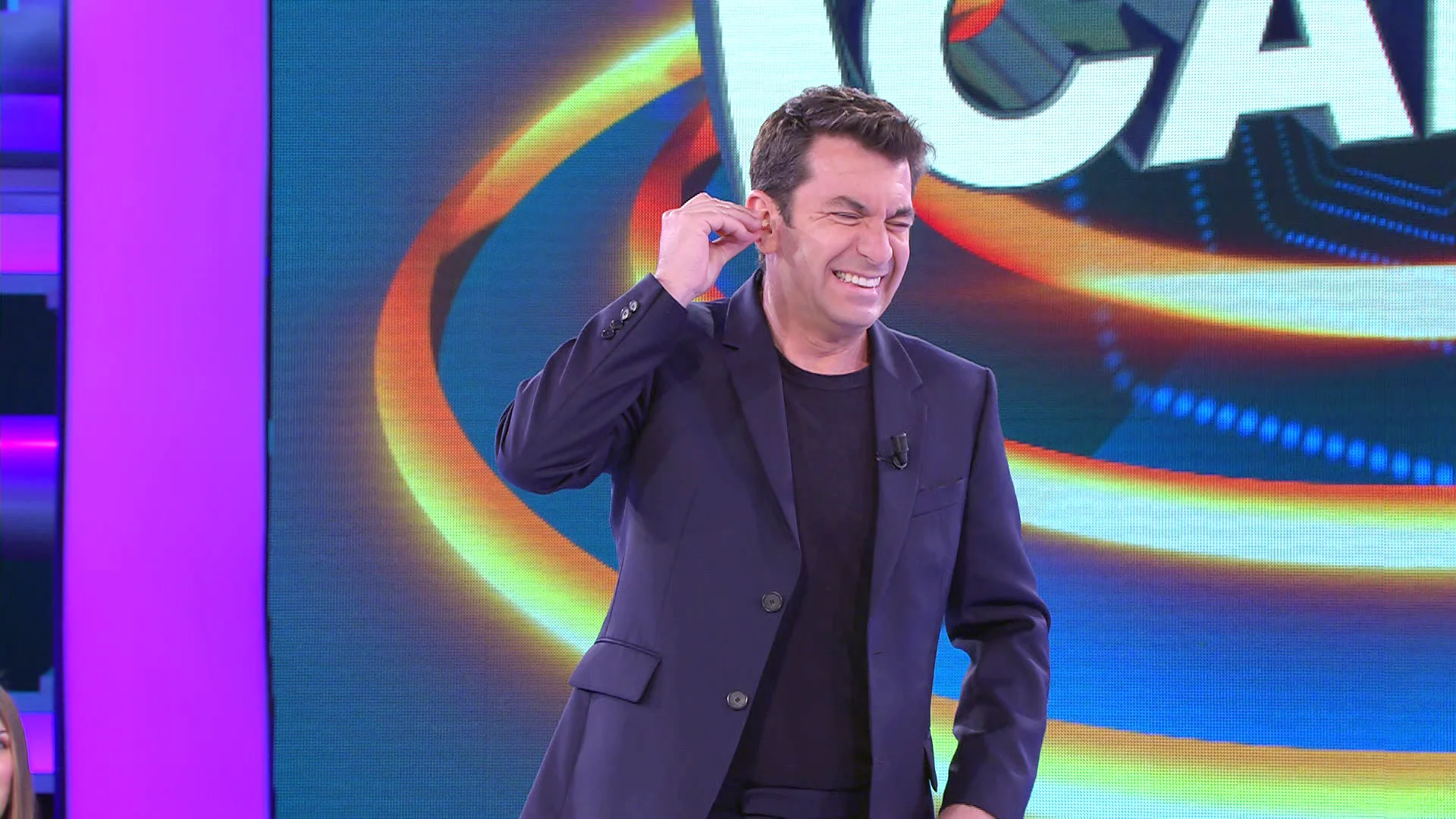 El surrealista despiste de Arturo Valls por el que le pitan los oídos en ‘¡Ahora caigo!’ El surrealista despiste de Arturo Valls por el que le pitan los oídos en ‘¡Ahora caigo!’