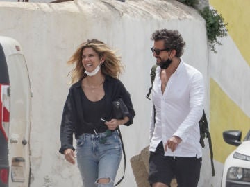 Juana Acosta, fotografía en Ibiza con su novio Charles Azalet