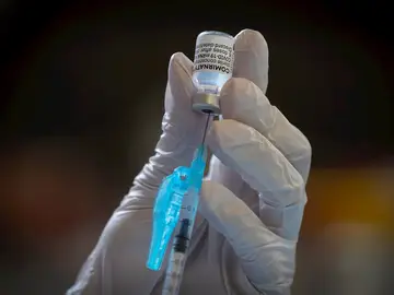 Una enfermera extrae una dosis de un vial de la vacuna contra la covid-19 de la farmacéutica Comirnaty-Pfizer-BioNTech Una enfermera extrae una dosis de un vial de la vacuna contra la covid-19 de la farmacéutica Comirnaty-Pfizer-BioNTech